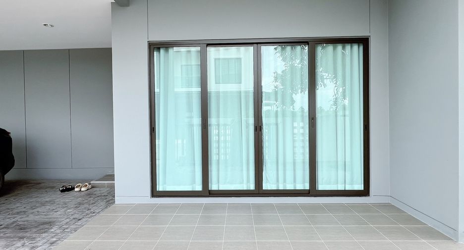 For rent 4 bedrooms house in San Kamphaeng, Chiang Mai