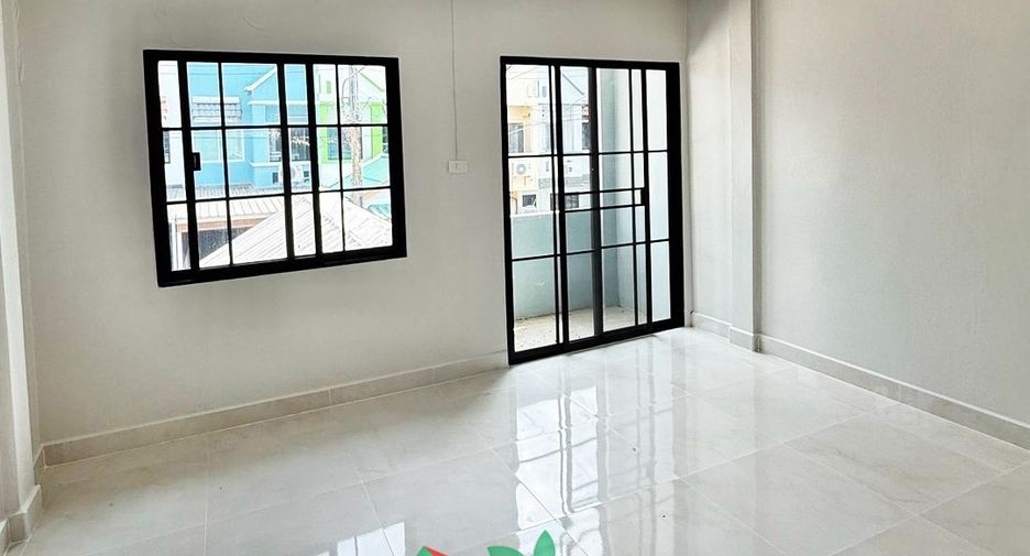 Casa adosada en venta de 2 habitaciones en Thanyaburi, Pathum Thani