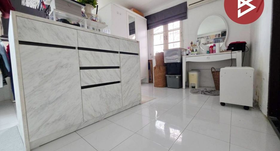 For sale 5 bedrooms townhouse in Don Mueang, Bangkok