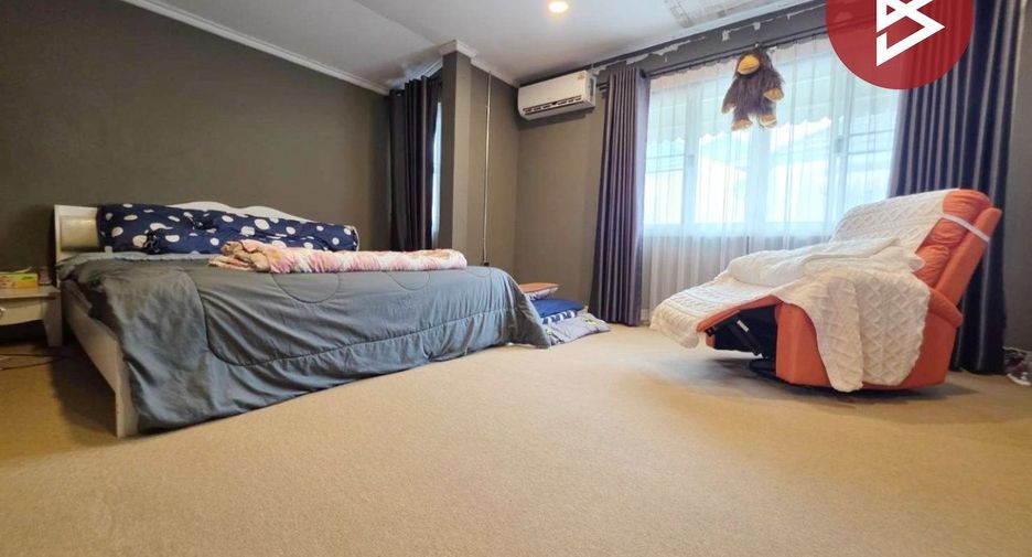 For sale 5 bedrooms townhouse in Don Mueang, Bangkok