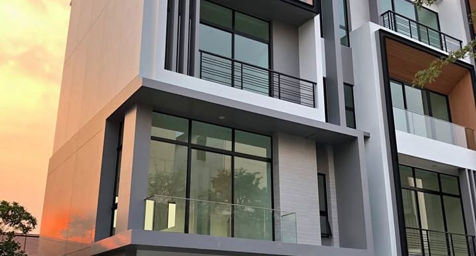 For rent 3 bedrooms townhouse in Suan Luang, Bangkok
