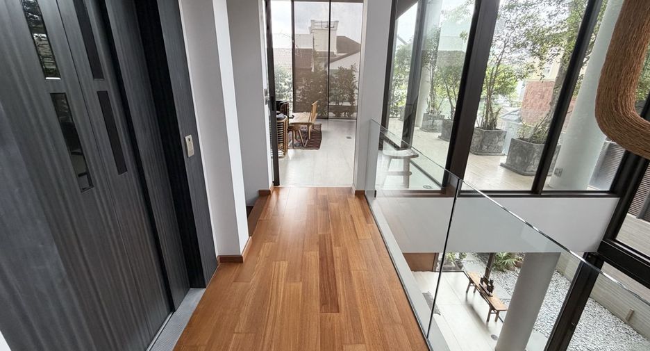 For sale 5 bedrooms house in Watthana, Bangkok
