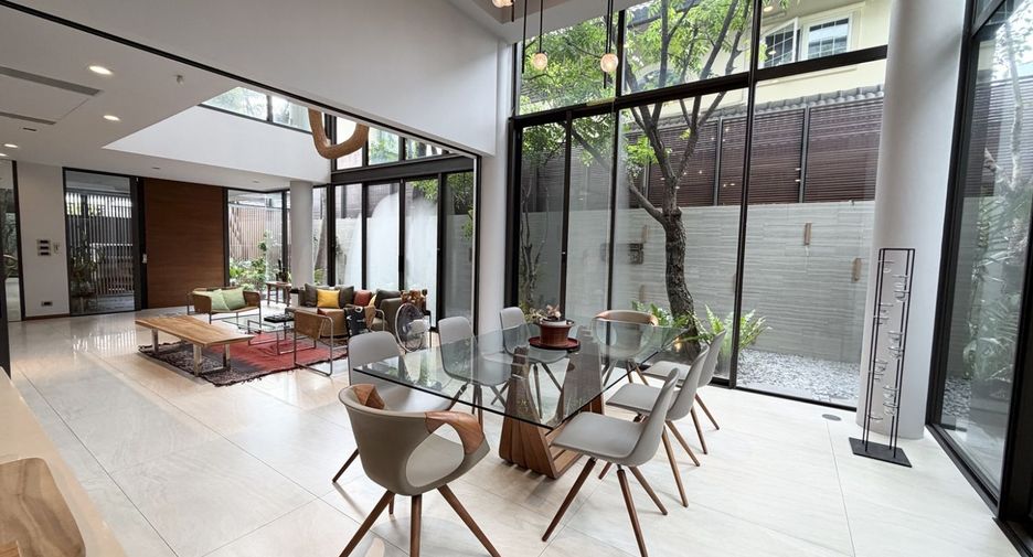 For sale 5 bedrooms house in Watthana, Bangkok