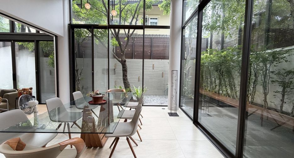 For sale 5 bedrooms house in Watthana, Bangkok