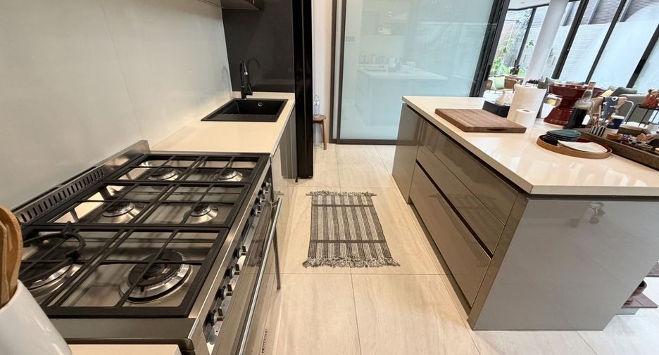 For sale 5 bedrooms house in Watthana, Bangkok