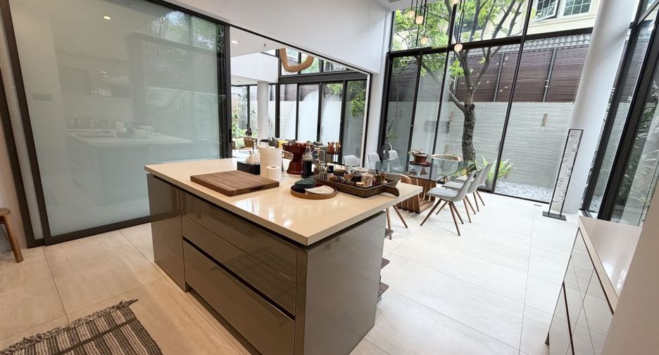 For sale 5 bedrooms house in Watthana, Bangkok