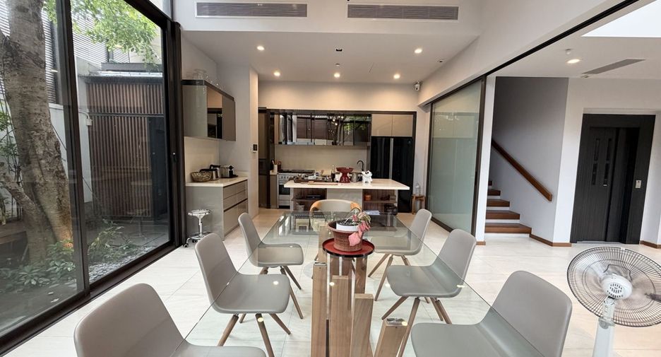 For sale 5 bedrooms house in Watthana, Bangkok