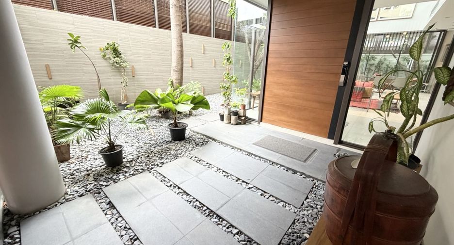 For sale 5 bedrooms house in Watthana, Bangkok