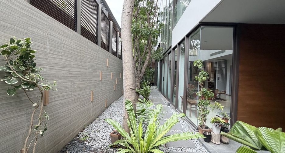 For sale 5 bedrooms house in Watthana, Bangkok
