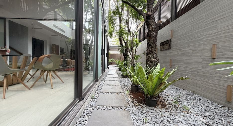 For sale 5 bedrooms house in Watthana, Bangkok