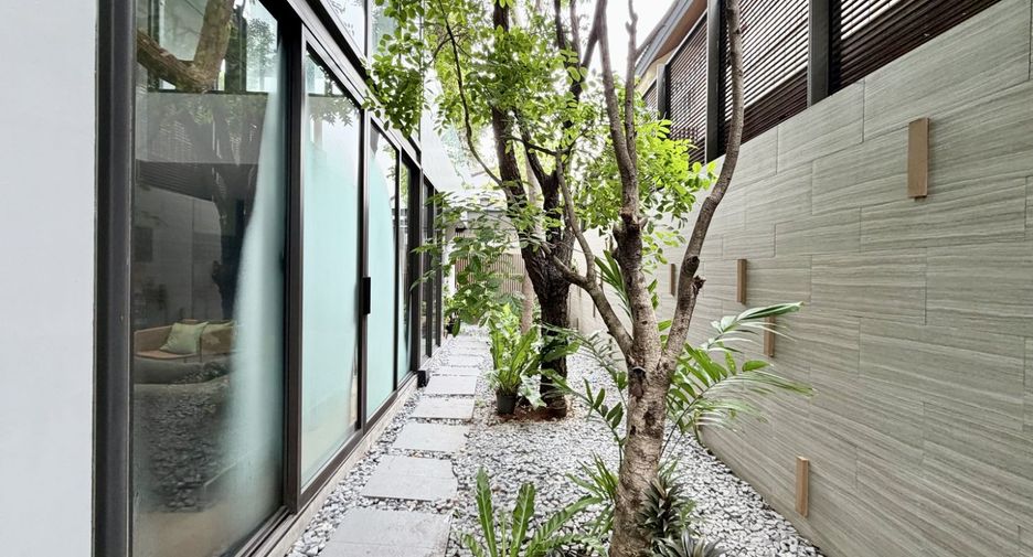 For sale 5 bedrooms house in Watthana, Bangkok
