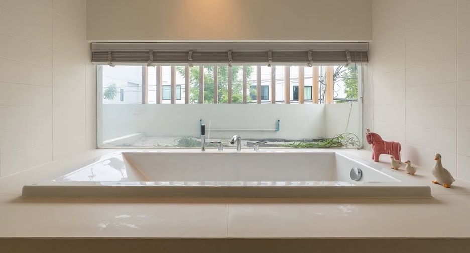 For rent 4 bedrooms villa in Saphan Sung, Bangkok