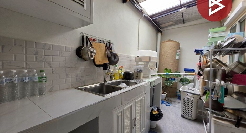Casa adosada en venta de 4 habitaciones en Krathum Baen, Samut Sakhon