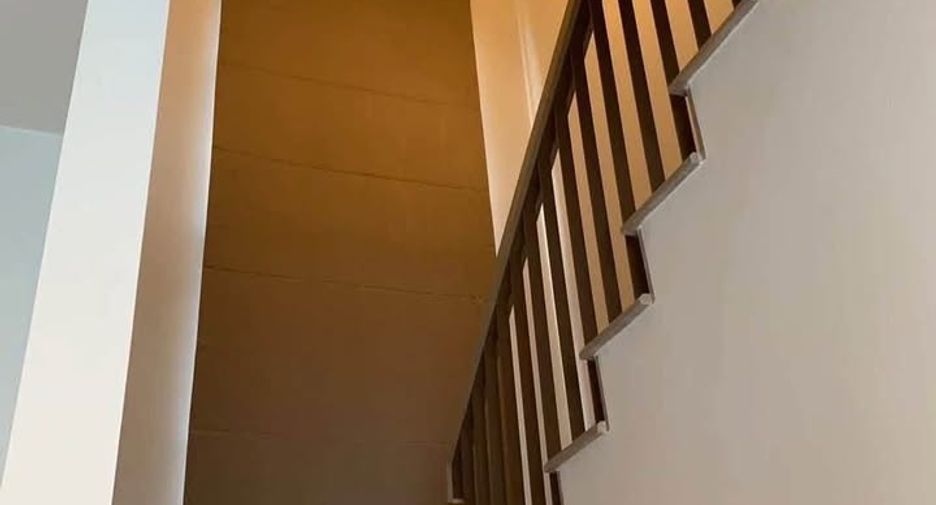 Casa en alquiler de 4 habitaciones en Bang Kapi, Bangkok