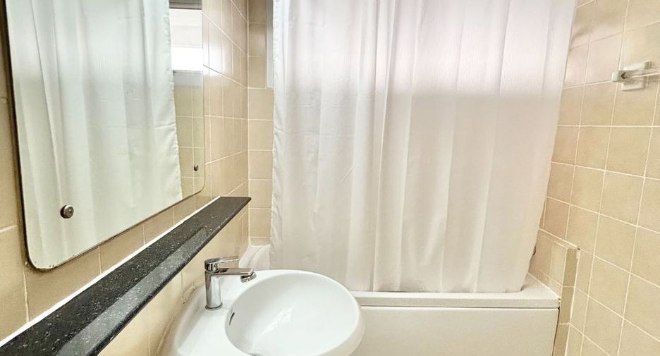 For rent 3 bedrooms condo in Khlong Toei, Bangkok