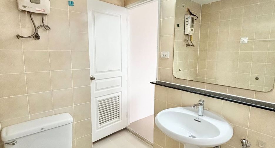For rent 3 bedrooms condo in Khlong Toei, Bangkok