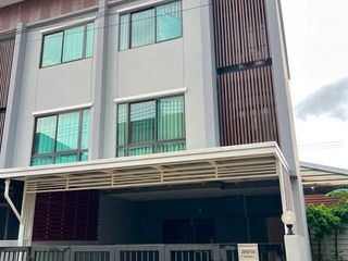 For rent 4 bedrooms townhouse in Wang Thonglang, Bangkok