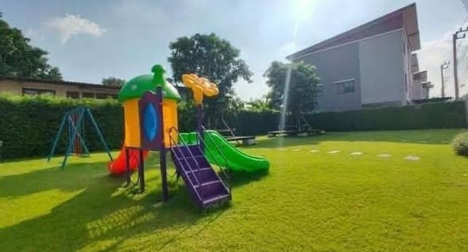For rent 4 bedrooms townhouse in Wang Thonglang, Bangkok