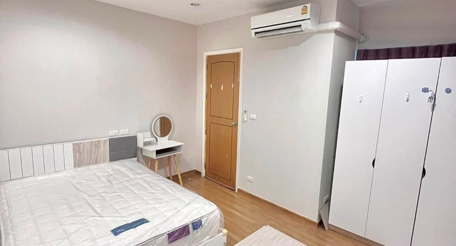 For rent 4 bedrooms townhouse in Wang Thonglang, Bangkok