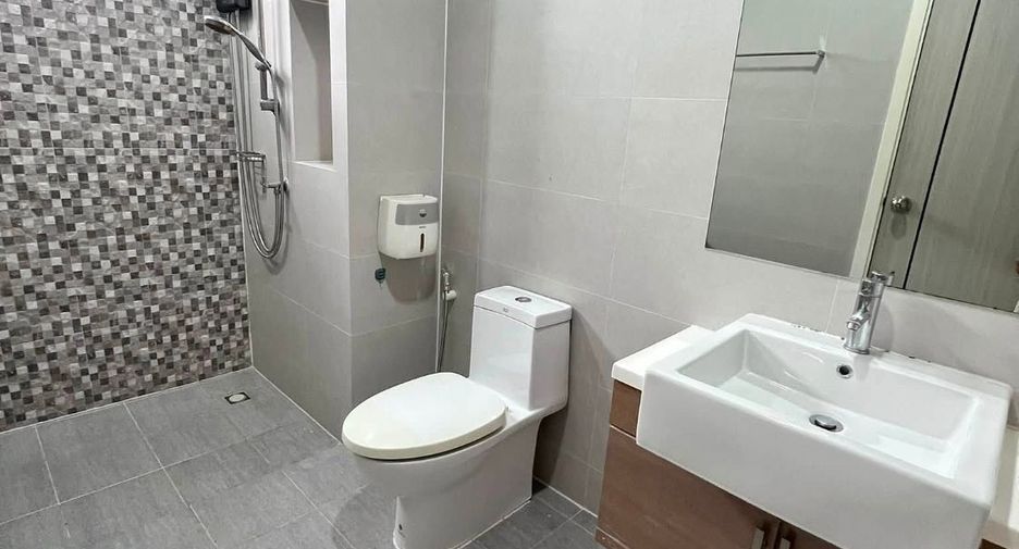 For rent 4 bedrooms townhouse in Wang Thonglang, Bangkok