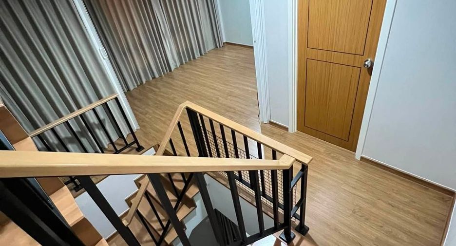 For rent 4 bedrooms townhouse in Wang Thonglang, Bangkok