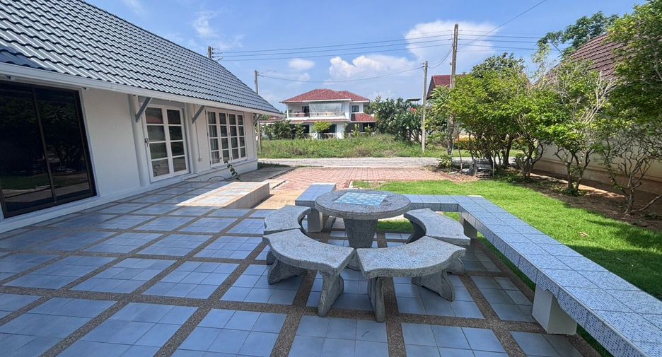 Casa en alquiler de 3 habitaciones en Mueang Rayong, Rayong
