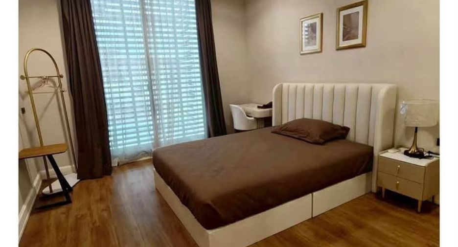 For rent 4 bedrooms townhouse in Watthana, Bangkok