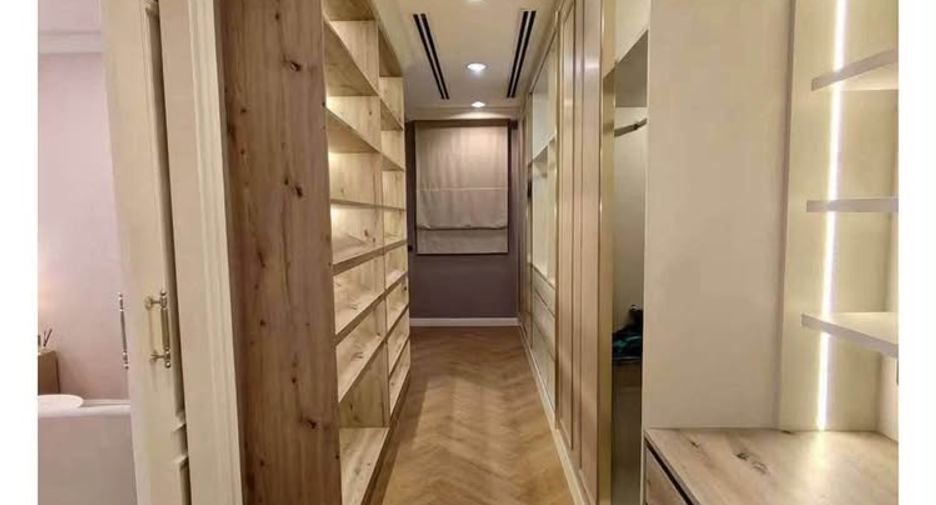 For rent 4 bedrooms townhouse in Watthana, Bangkok