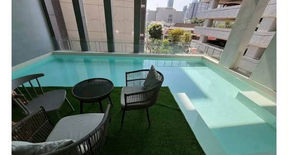For rent 4 bedrooms townhouse in Watthana, Bangkok