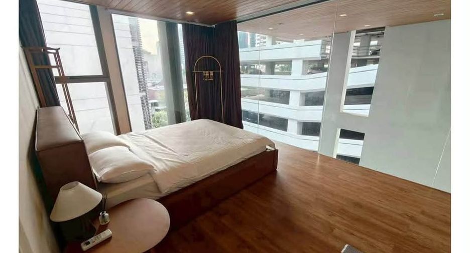 For rent 4 bedrooms townhouse in Watthana, Bangkok