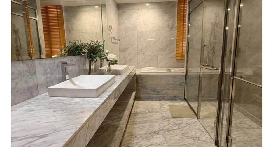 For rent 4 bedrooms townhouse in Watthana, Bangkok