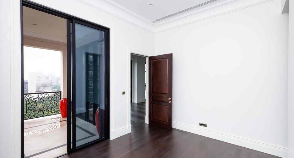 For rent 2 bedrooms condo in Pathum Wan, Bangkok