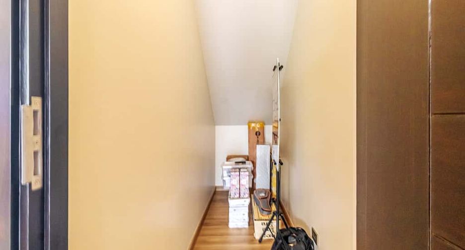 For sale 4 bedrooms house in Mueang Chiang Mai, Chiang Mai