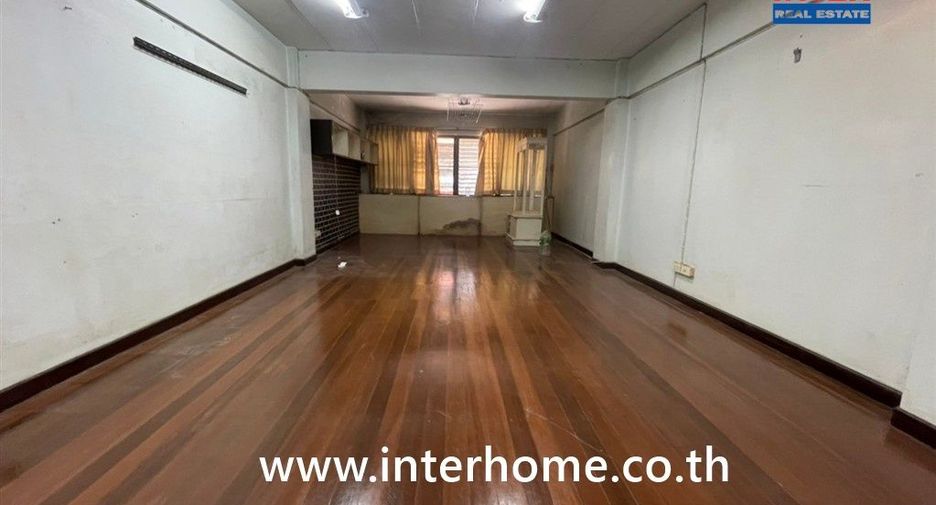 For sale 4 bedrooms retail Space in Min Buri, Bangkok