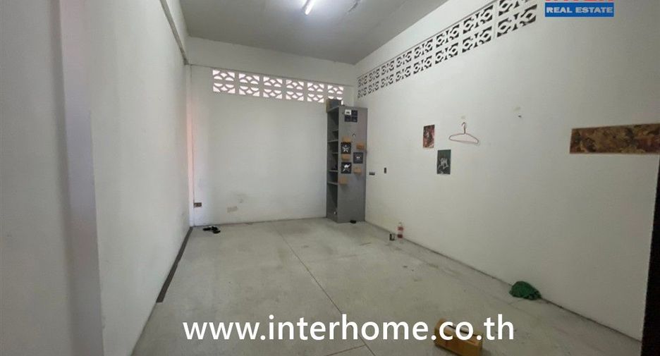 For sale 4 bedrooms retail Space in Min Buri, Bangkok