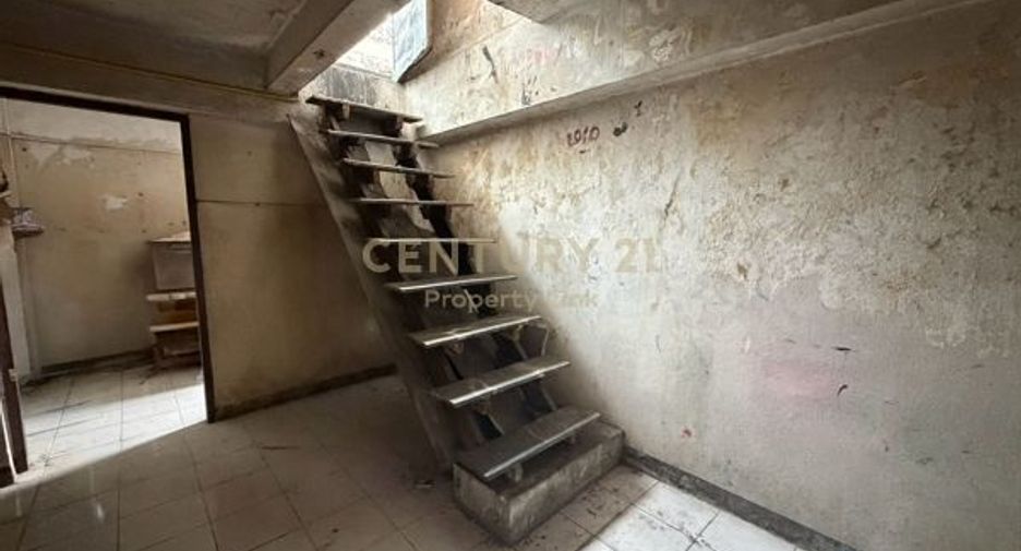 For sale 4 bedrooms warehouse in Din Daeng, Bangkok
