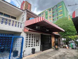 For rent 3 bedrooms townhouse in Huai Khwang, Bangkok