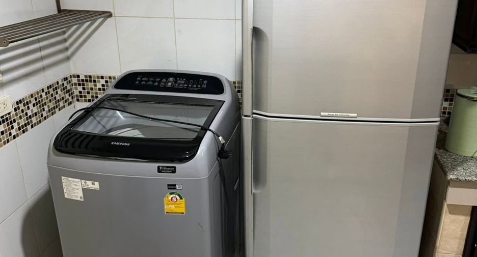 For rent 3 bedrooms townhouse in Huai Khwang, Bangkok