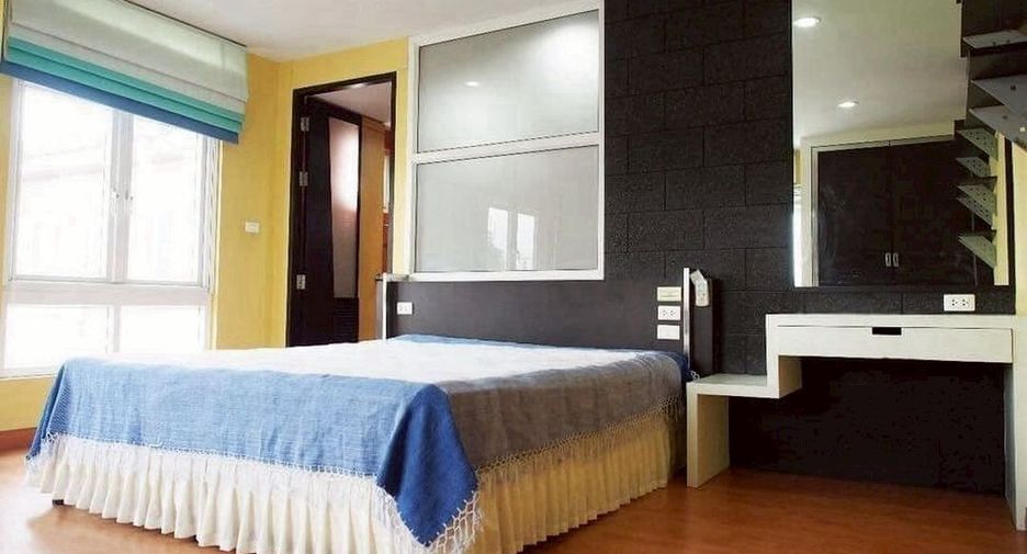 For rent 3 bedrooms townhouse in Wang Thonglang, Bangkok
