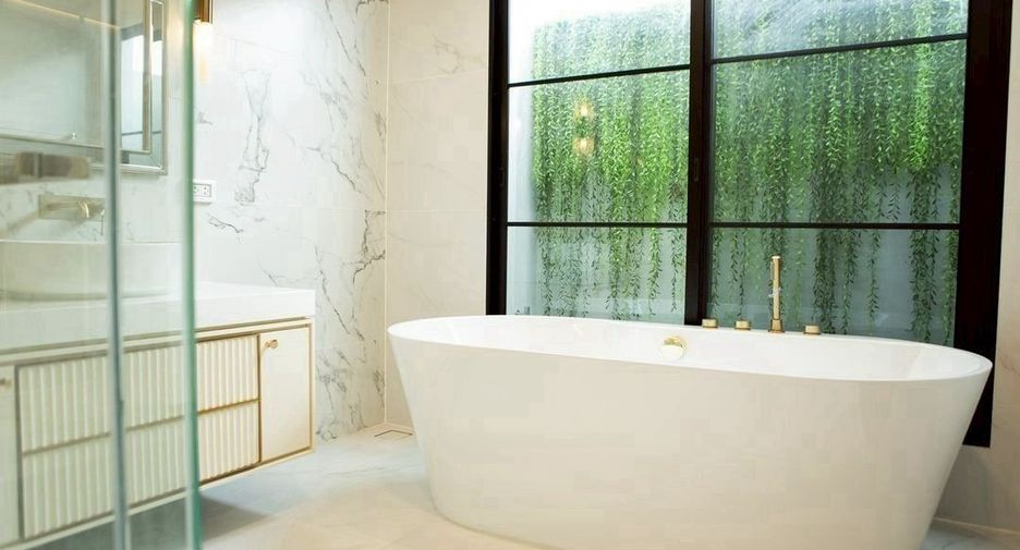 Haus zur Miete mit 4 Zimmer in Saphan Sung, Bangkok