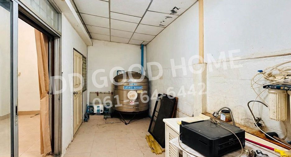 For sale 4 bedrooms townhouse in Don Mueang, Bangkok