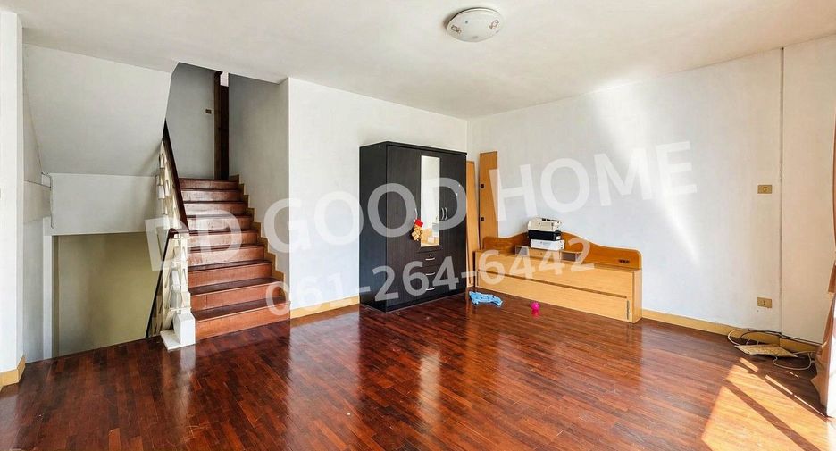 For sale 4 bedrooms townhouse in Don Mueang, Bangkok