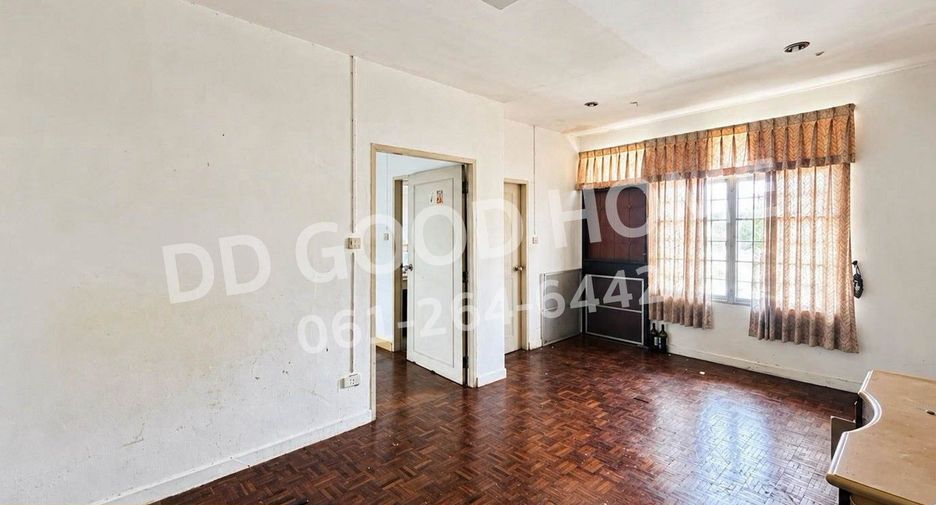 For sale 4 bedrooms townhouse in Don Mueang, Bangkok
