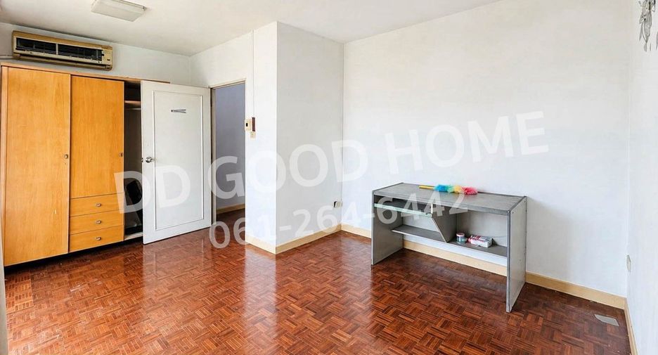 For sale 4 bedrooms townhouse in Don Mueang, Bangkok