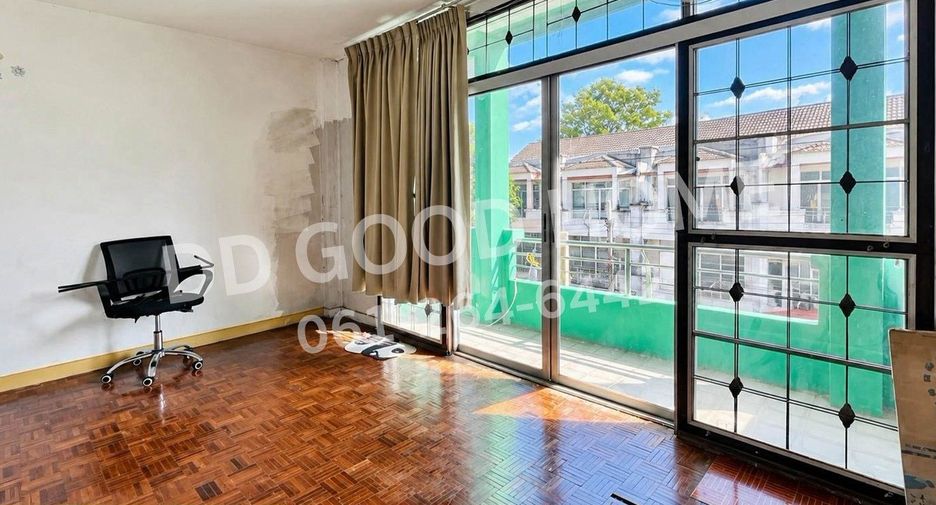 For sale 4 bedrooms townhouse in Don Mueang, Bangkok