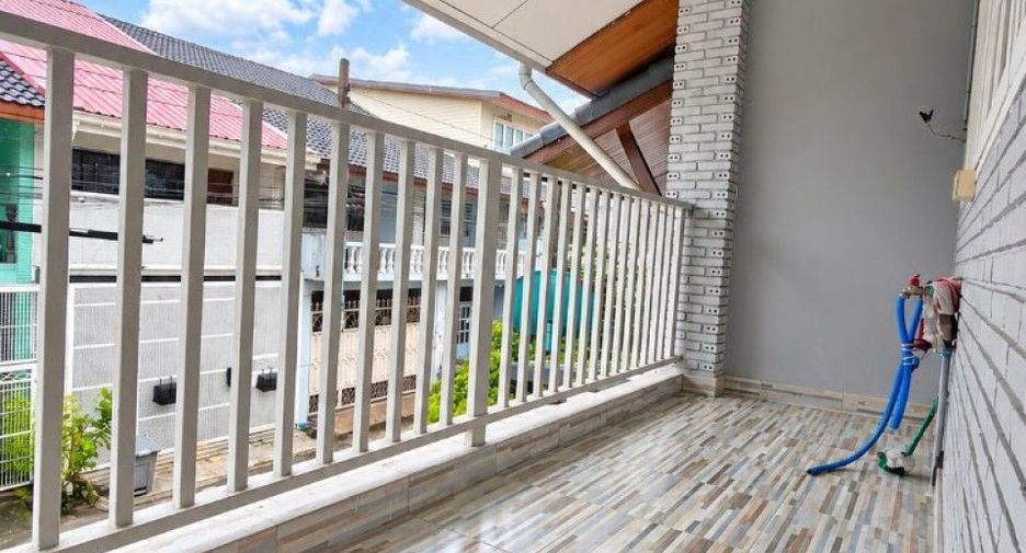 For sale 2 bedrooms townhouse in Bang Kapi, Bangkok