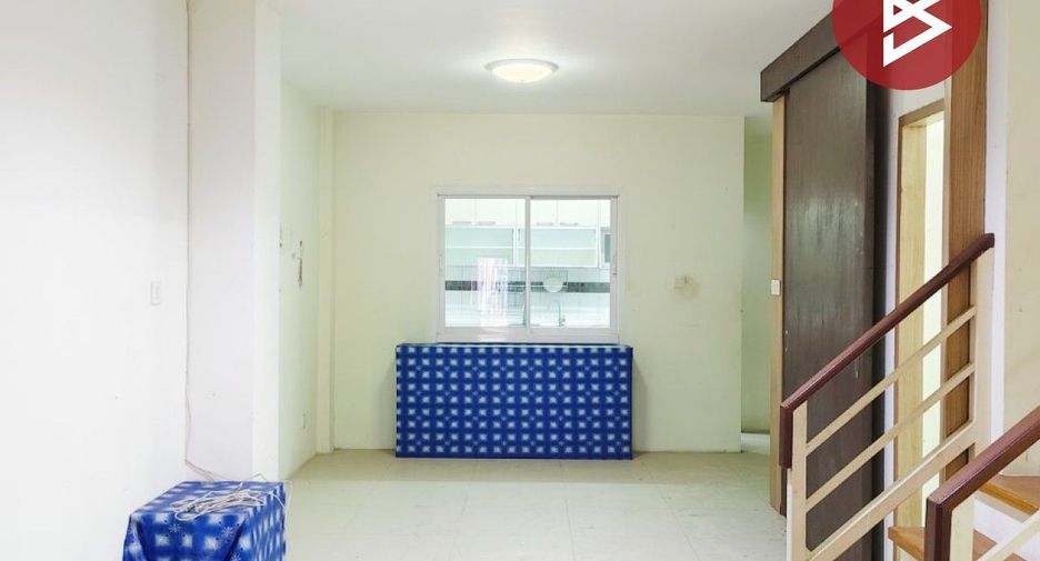 À vendre 3 chambres maison de ville à Krathum Baen, Samut Sakhon