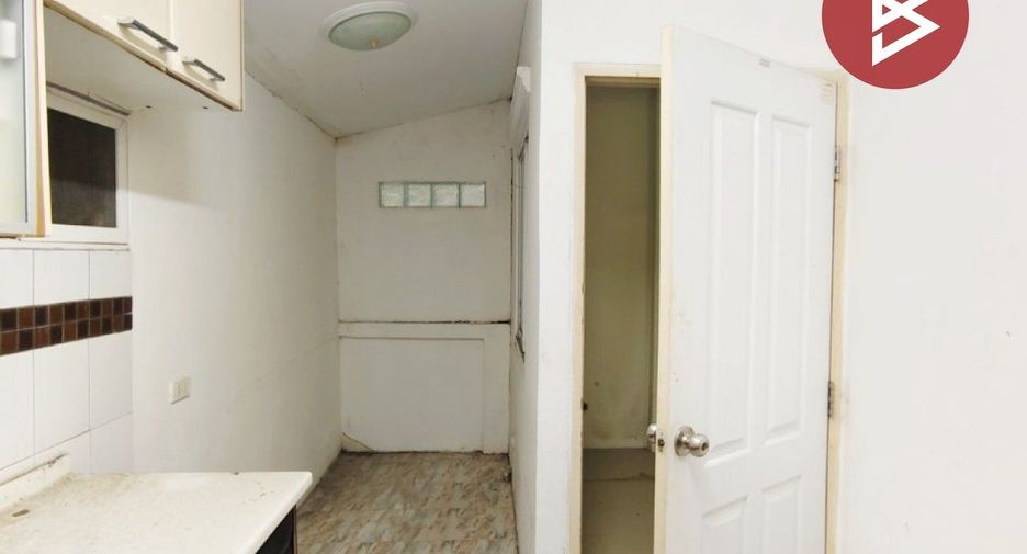 À vendre 3 chambres maison de ville à Krathum Baen, Samut Sakhon