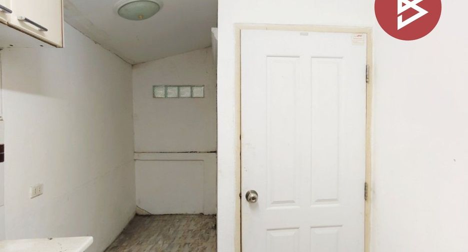 À vendre 3 chambres maison de ville à Krathum Baen, Samut Sakhon
