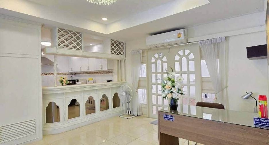 For rent 4 bedrooms villa in Bang Lamung, Chonburi